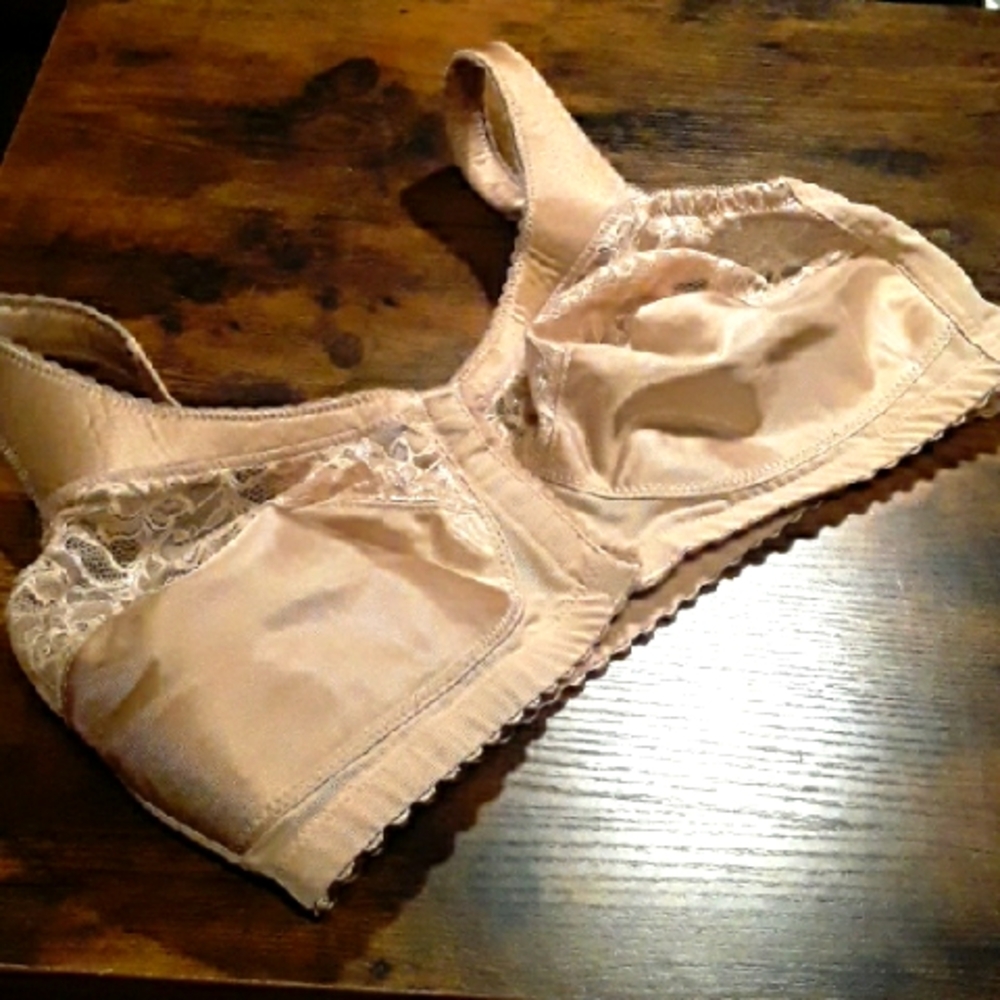 NWOT 42C Beige Unpadded Wirefree Glamorise Bra Front closure